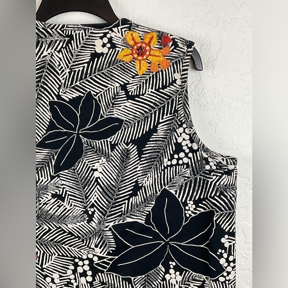 Chico’s Floral Embroidered Black White Vest Size 2 Medium - Picture 8 of 9